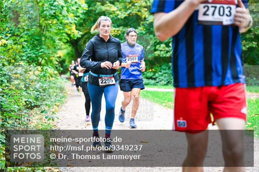 12.10.2025 - Bramfelder Halbmarathon 2025 Dr. Thomas Lammeyer http://msf.ph/oto/9349237 12.10.2025 10:30:04 Laufen 2295, 2501, 2703, 3 meine-sportfotos.de