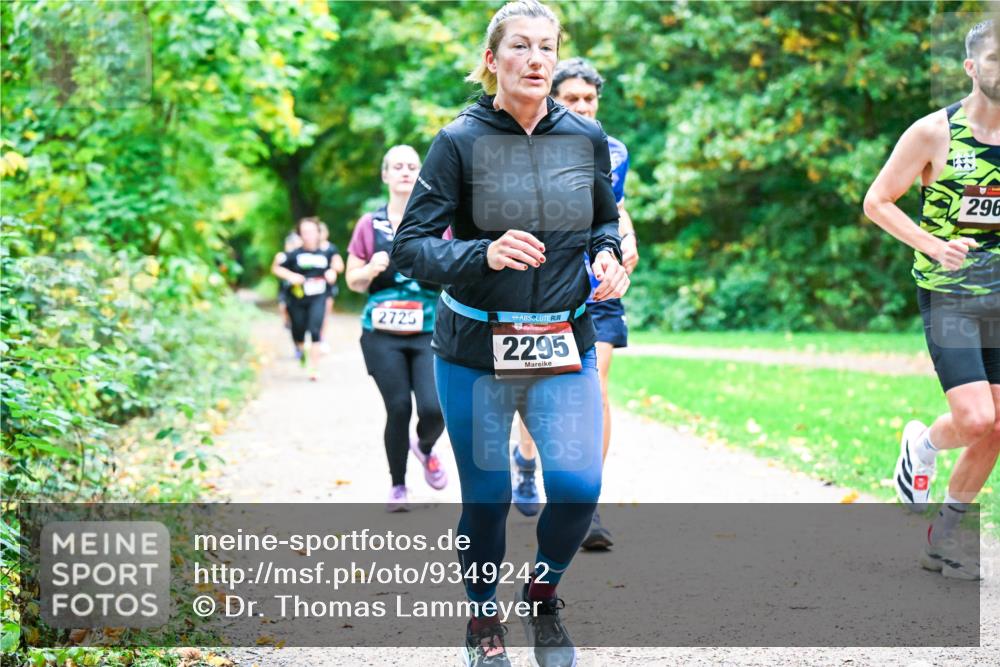 12.10.2025 - Bramfelder Halbmarathon 2025 Dr. Thomas Lammeyer http://msf.ph/oto/9349242 12.10.2025 10:30:04 Laufen 2725, 2295, 296 meine-sportfotos.de