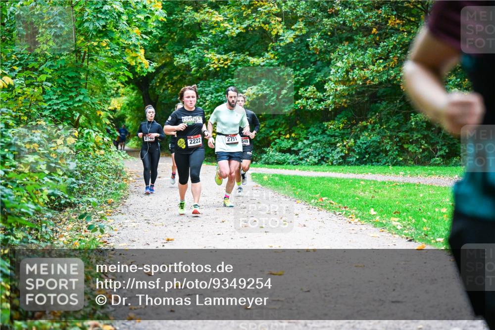 12.10.2025 - Bramfelder Halbmarathon 2025 Dr. Thomas Lammeyer http://msf.ph/oto/9349254 12.10.2025 10:30:07 Laufen 2740, 2222, 2751, 549 meine-sportfotos.de