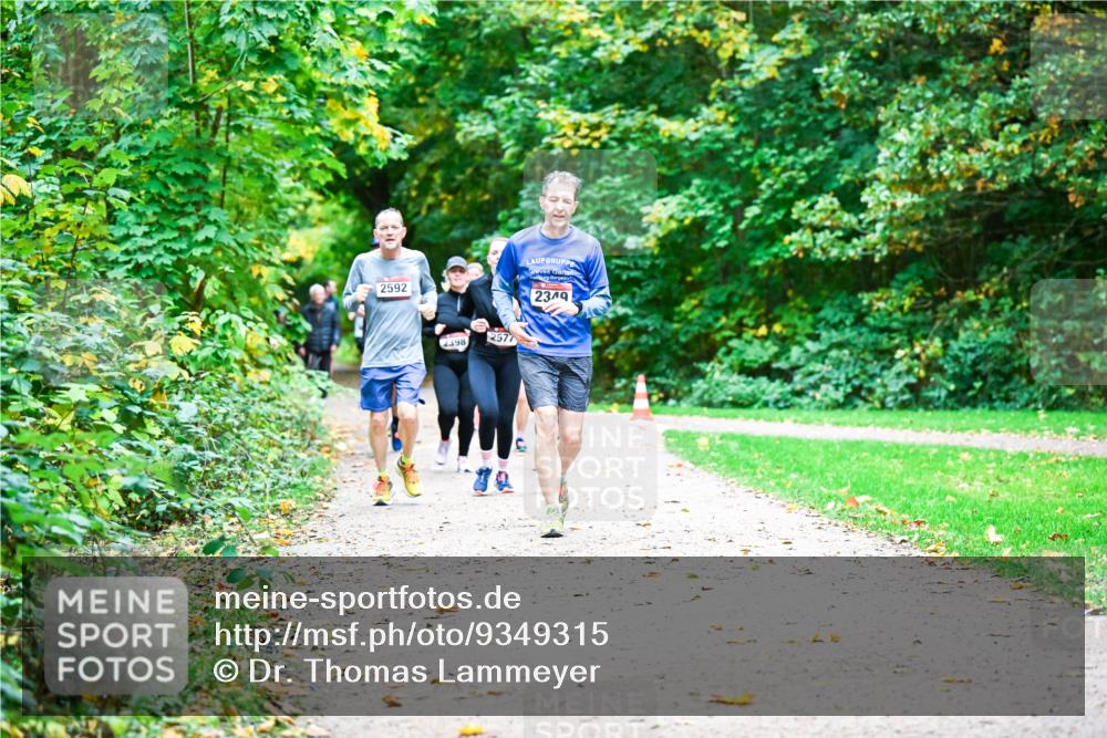 12.10.2025 - Bramfelder Halbmarathon 2025 Dr. Thomas Lammeyer http://msf.ph/oto/9349315 12.10.2025 10:30:25 Laufen 2592, 2398, 2577, 2349 meine-sportfotos.de