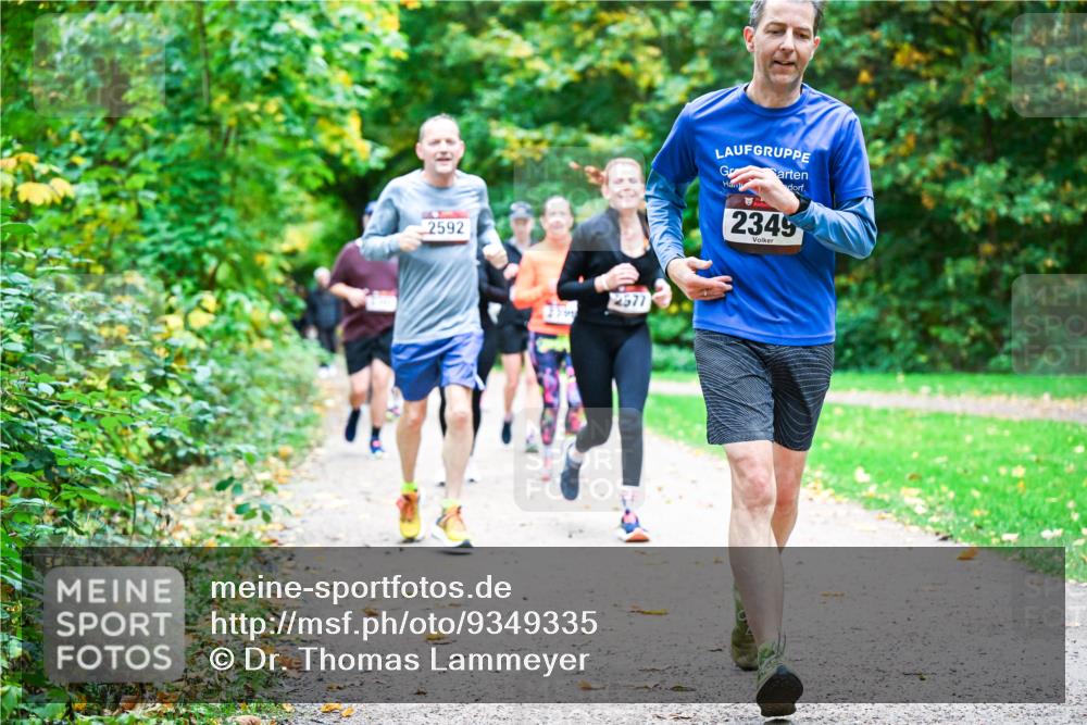 12.10.2025 - Bramfelder Halbmarathon 2025 Dr. Thomas Lammeyer http://msf.ph/oto/9349335 12.10.2025 10:30:28 Laufen 2592, 23, 2577, 2349 meine-sportfotos.de