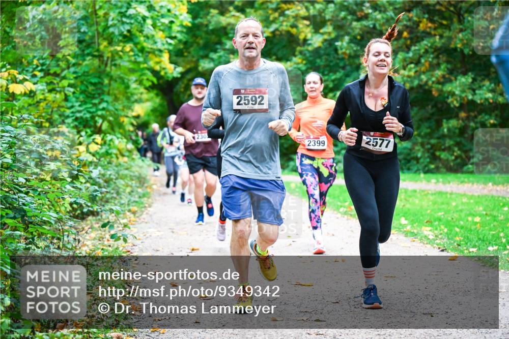 12.10.2025 - Bramfelder Halbmarathon 2025 Dr. Thomas Lammeyer http://msf.ph/oto/9349342 12.10.2025 10:30:29 Laufen 2592, 2399, 2577 meine-sportfotos.de