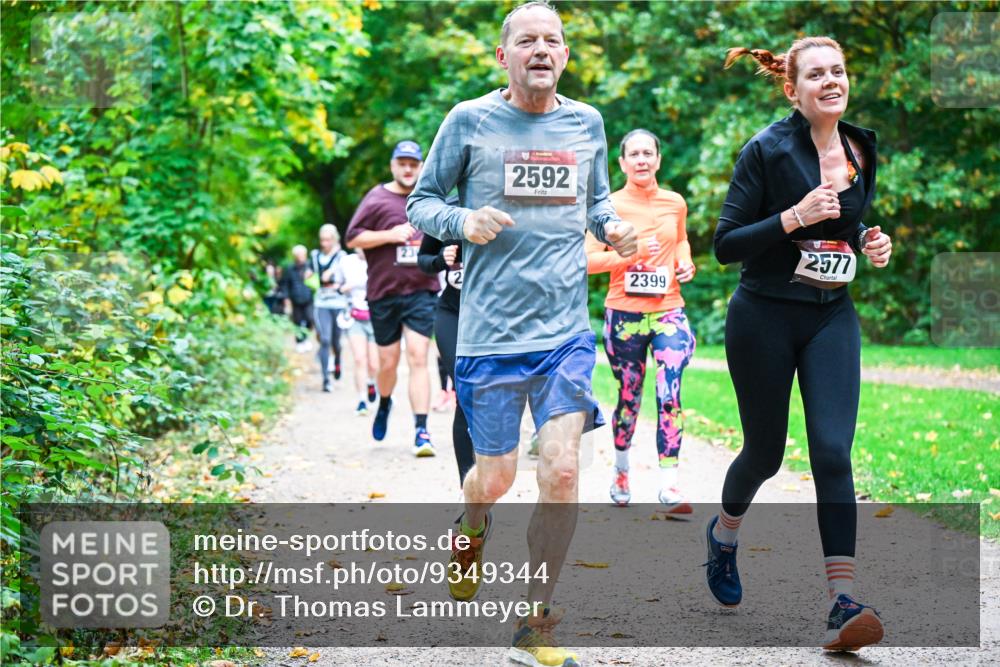 12.10.2025 - Bramfelder Halbmarathon 2025 Dr. Thomas Lammeyer http://msf.ph/oto/9349344 12.10.2025 10:30:30 Laufen 2592, 2399, 2577 meine-sportfotos.de