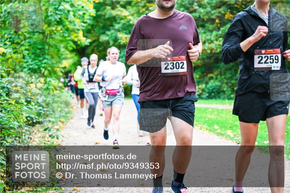 12.10.2025 - Bramfelder Halbmarathon 2025 Dr. Thomas Lammeyer http://msf.ph/oto/9349353 12.10.2025 10:30:32 Laufen 2302, 2259, 140 meine-sportfotos.de