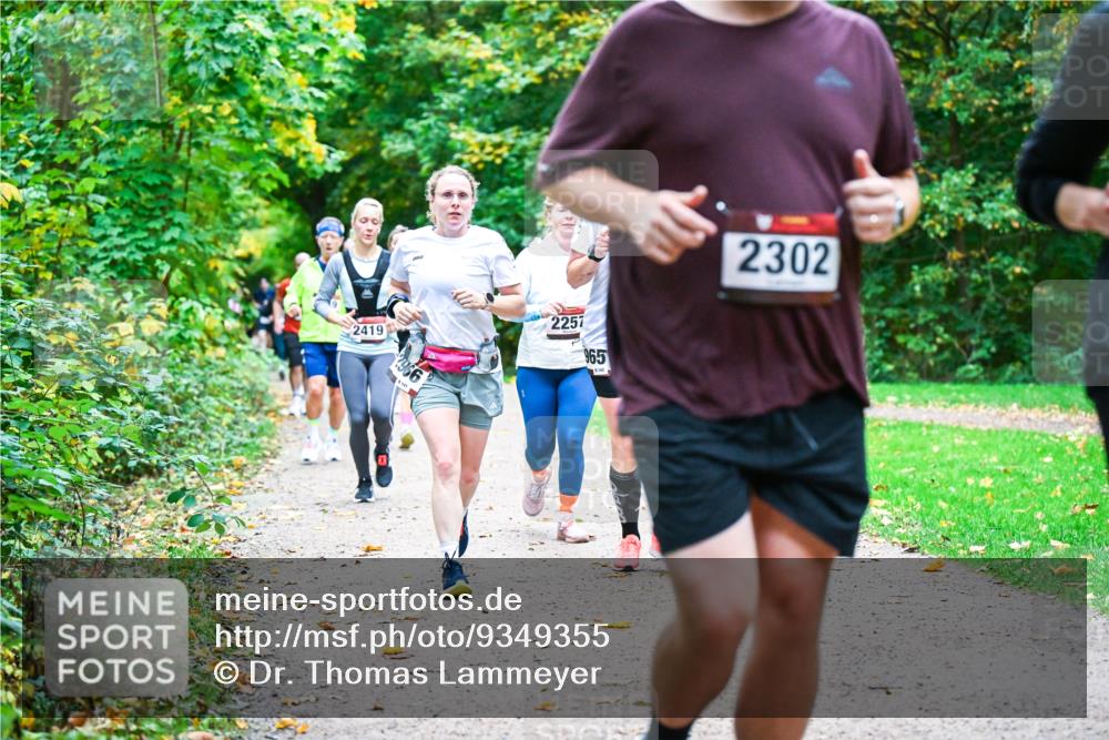 12.10.2025 - Bramfelder Halbmarathon 2025 Dr. Thomas Lammeyer http://msf.ph/oto/9349355 12.10.2025 10:30:33 Laufen 2419, 2257, 965, 2302 meine-sportfotos.de