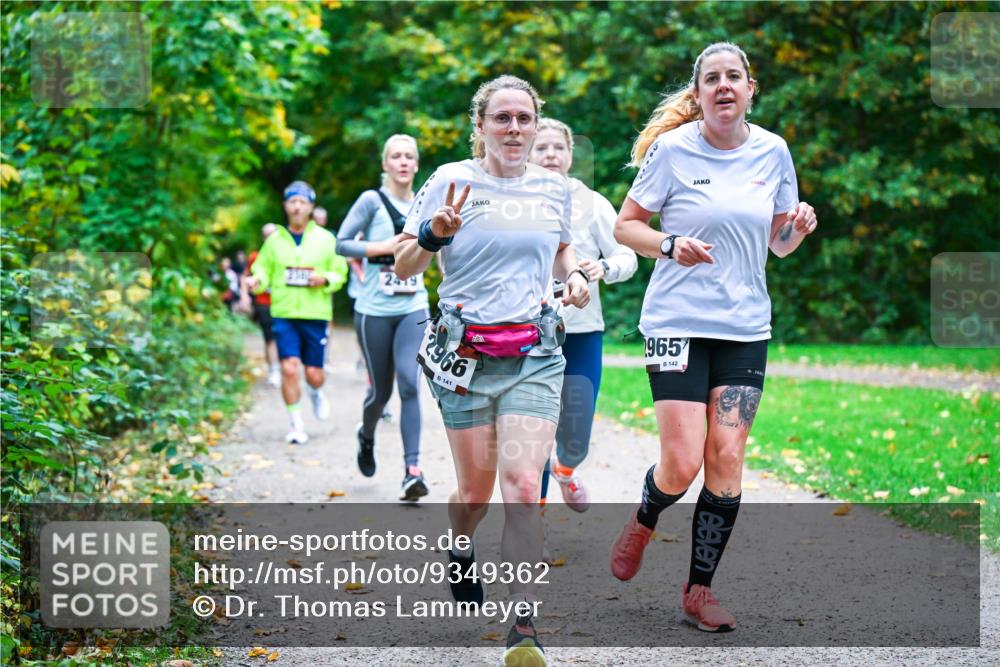 12.10.2025 - Bramfelder Halbmarathon 2025 Dr. Thomas Lammeyer http://msf.ph/oto/9349362 12.10.2025 10:30:34 Laufen 2419, 2966, 141, 1965, 142 meine-sportfotos.de