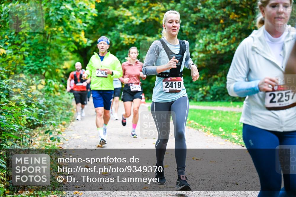12.10.2025 - Bramfelder Halbmarathon 2025 Dr. Thomas Lammeyer http://msf.ph/oto/9349370 12.10.2025 10:30:35 Laufen 2385, 2414, 1121, 2419, 87, 2257 meine-sportfotos.de