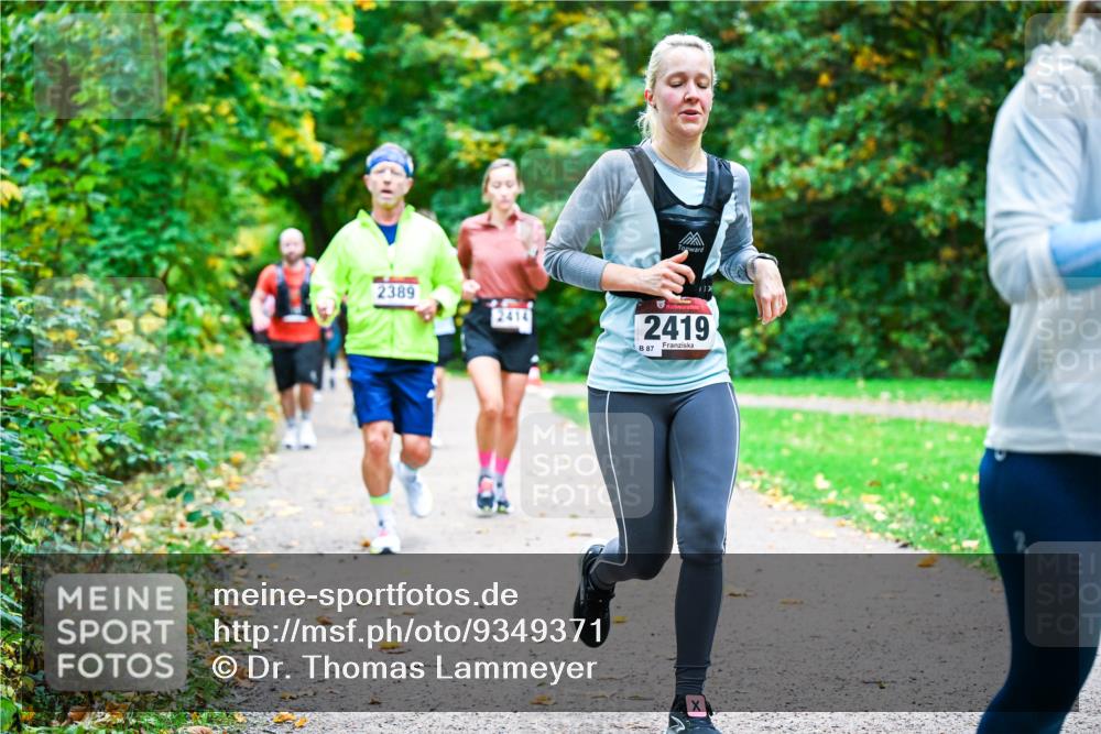 12.10.2025 - Bramfelder Halbmarathon 2025 Dr. Thomas Lammeyer http://msf.ph/oto/9349371 12.10.2025 10:30:35 Laufen 2389, 2414, 2419, 87 meine-sportfotos.de