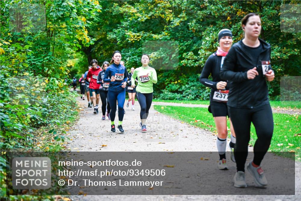 12.10.2025 - Bramfelder Halbmarathon 2025 Dr. Thomas Lammeyer http://msf.ph/oto/9349506 12.10.2025 10:31:03 Laufen 2569, 240, 2421, 277, 2343, 2377 meine-sportfotos.de