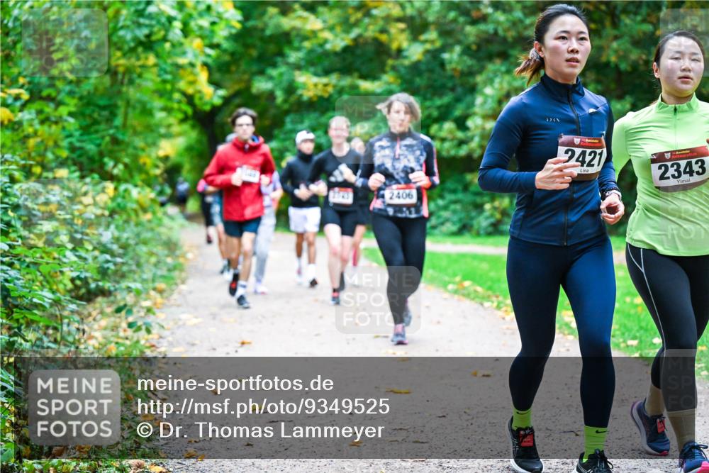 12.10.2025 - Bramfelder Halbmarathon 2025 Dr. Thomas Lammeyer http://msf.ph/oto/9349525 12.10.2025 10:31:06 Laufen 2406, 30, 30, 2421, 2343 meine-sportfotos.de