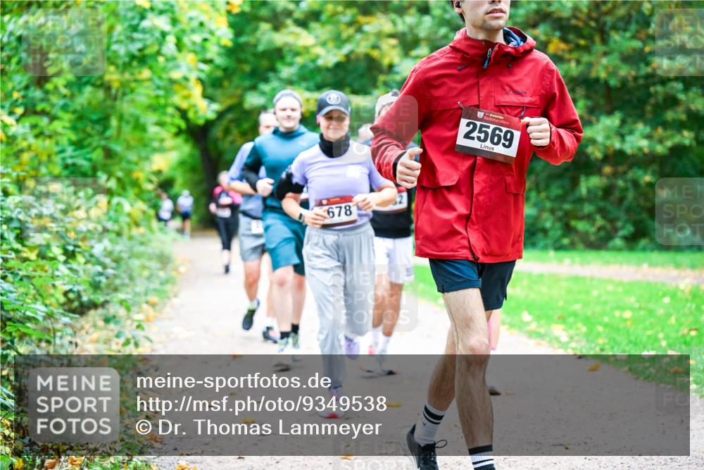 12.10.2025 - Bramfelder Halbmarathon 2025 Dr. Thomas Lammeyer http://msf.ph/oto/9349538 12.10.2025 10:31:09 Laufen 678, 34, 2569 meine-sportfotos.de
