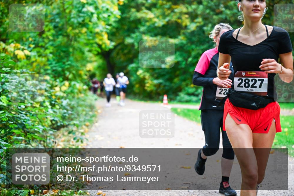 12.10.2025 - Bramfelder Halbmarathon 2025 Dr. Thomas Lammeyer http://msf.ph/oto/9349571 12.10.2025 10:31:16 Laufen 22, 2827 meine-sportfotos.de