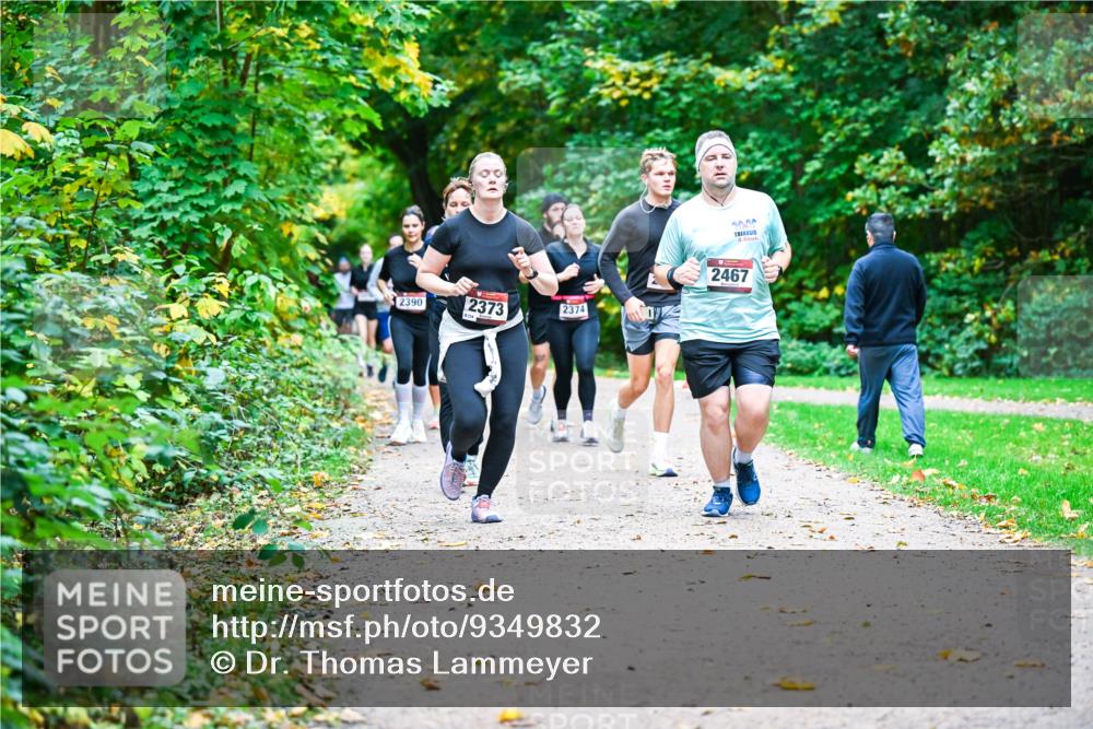 12.10.2025 - Bramfelder Halbmarathon 2025 Dr. Thomas Lammeyer http://msf.ph/oto/9349832 12.10.2025 10:32:07 Laufen 2390, 2373, 2374, 20, 20, 2467 meine-sportfotos.de