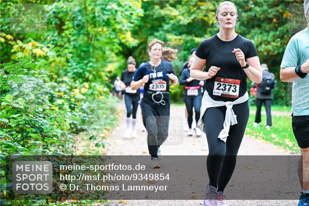 12.10.2025 - Bramfelder Halbmarathon 2025 Dr. Thomas Lammeyer http://msf.ph/oto/9349854 12.10.2025 10:32:10 Laufen 2305, 34, 2373, 134 meine-sportfotos.de