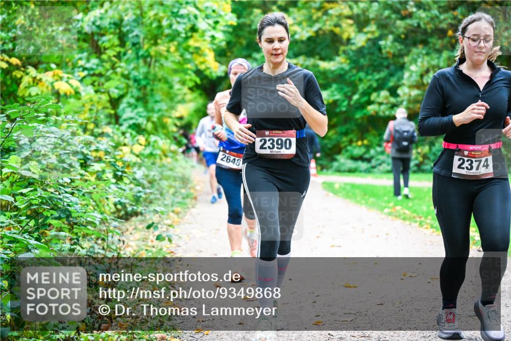 12.10.2025 - Bramfelder Halbmarathon 2025 Dr. Thomas Lammeyer http://msf.ph/oto/9349868 12.10.2025 10:32:13 Laufen 2648, 2390, 2374 meine-sportfotos.de