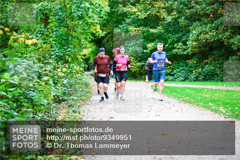 12.10.2025 - Bramfelder Halbmarathon 2025 Dr. Thomas Lammeyer http://msf.ph/oto/9349951 12.10.2025 10:32:26 Laufen 2229, 2228, 2803 meine-sportfotos.de