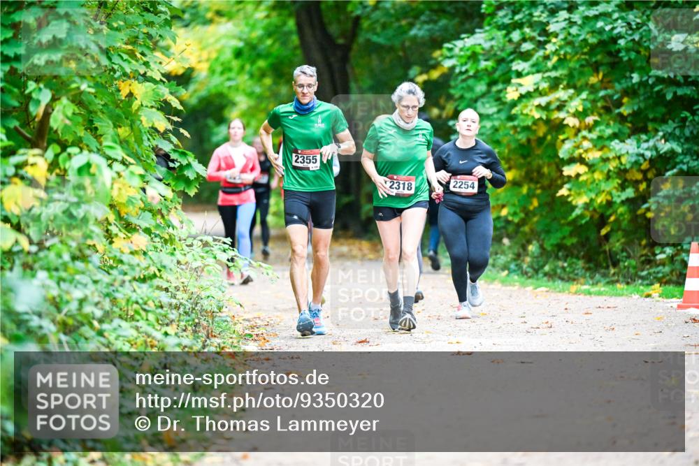 12.10.2025 - Bramfelder Halbmarathon 2025 Dr. Thomas Lammeyer http://msf.ph/oto/9350320 12.10.2025 10:33:47 Laufen 2355, 2254, 2318 meine-sportfotos.de