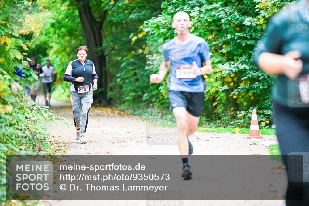 12.10.2025 - Bramfelder Halbmarathon 2025 Dr. Thomas Lammeyer http://msf.ph/oto/9350573 12.10.2025 10:34:46 Laufen 2999, 2387 meine-sportfotos.de