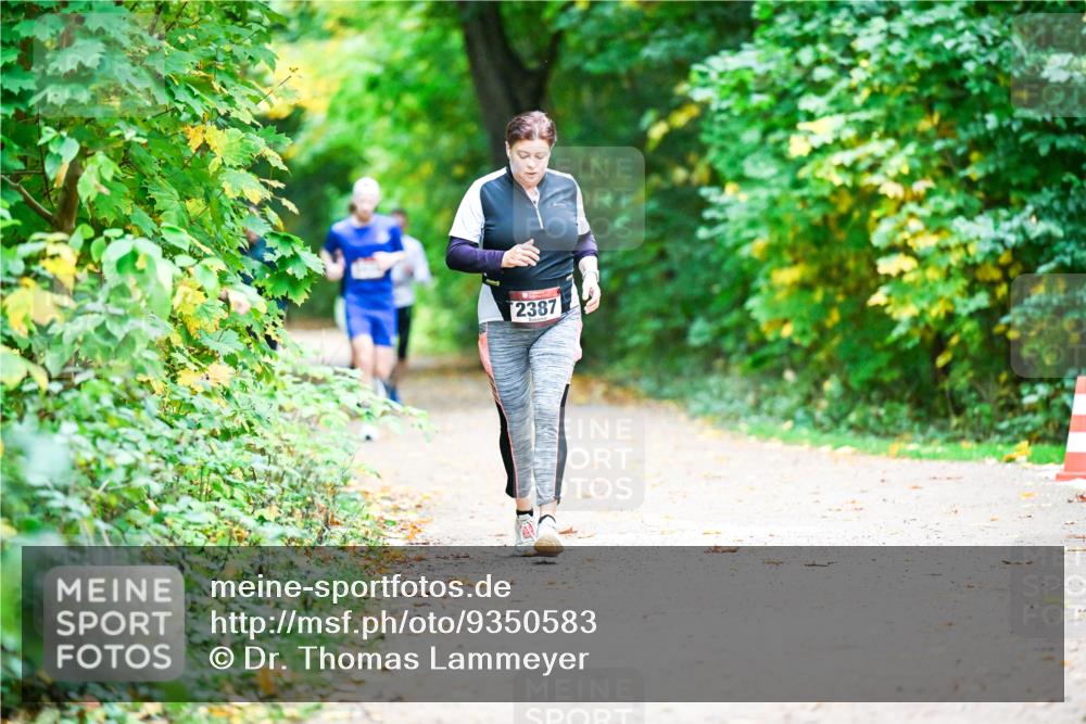 12.10.2025 - Bramfelder Halbmarathon 2025 Dr. Thomas Lammeyer http://msf.ph/oto/9350583 12.10.2025 10:34:49 Laufen 2387 meine-sportfotos.de