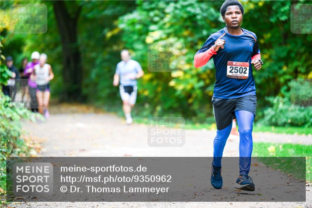 12.10.2025 - Bramfelder Halbmarathon 2025 Dr. Thomas Lammeyer http://msf.ph/oto/9350962 12.10.2025 10:36:52 Laufen 2502 meine-sportfotos.de