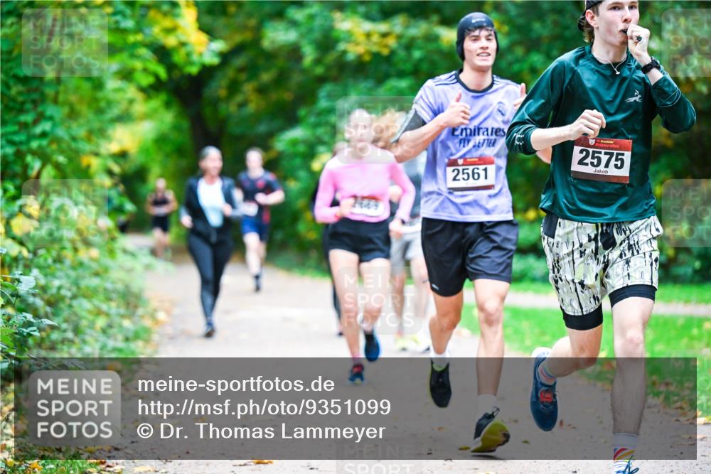 12.10.2025 - Bramfelder Halbmarathon 2025 Dr. Thomas Lammeyer http://msf.ph/oto/9351099 12.10.2025 10:37:34 Laufen 2561, 34, 2575 meine-sportfotos.de