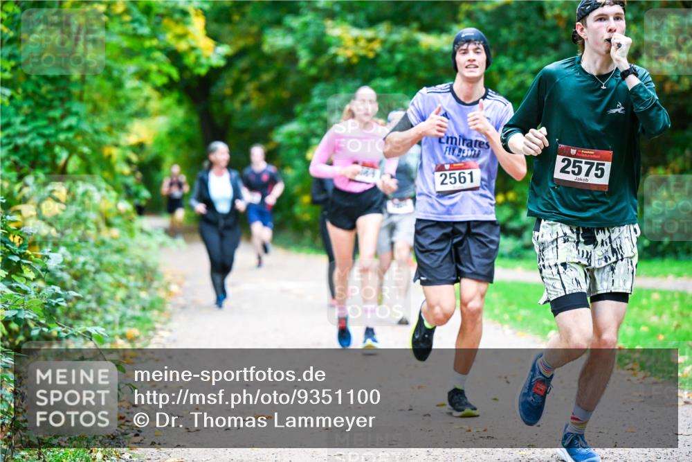 12.10.2025 - Bramfelder Halbmarathon 2025 Dr. Thomas Lammeyer http://msf.ph/oto/9351100 12.10.2025 10:37:35 Laufen 0, 2561, 34, 2575 meine-sportfotos.de