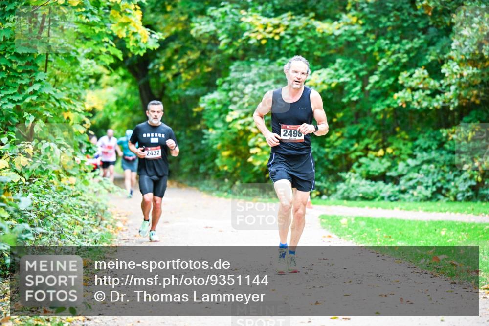 12.10.2025 - Bramfelder Halbmarathon 2025 Dr. Thomas Lammeyer http://msf.ph/oto/9351144 12.10.2025 10:37:44 Laufen 2432, 2498 meine-sportfotos.de