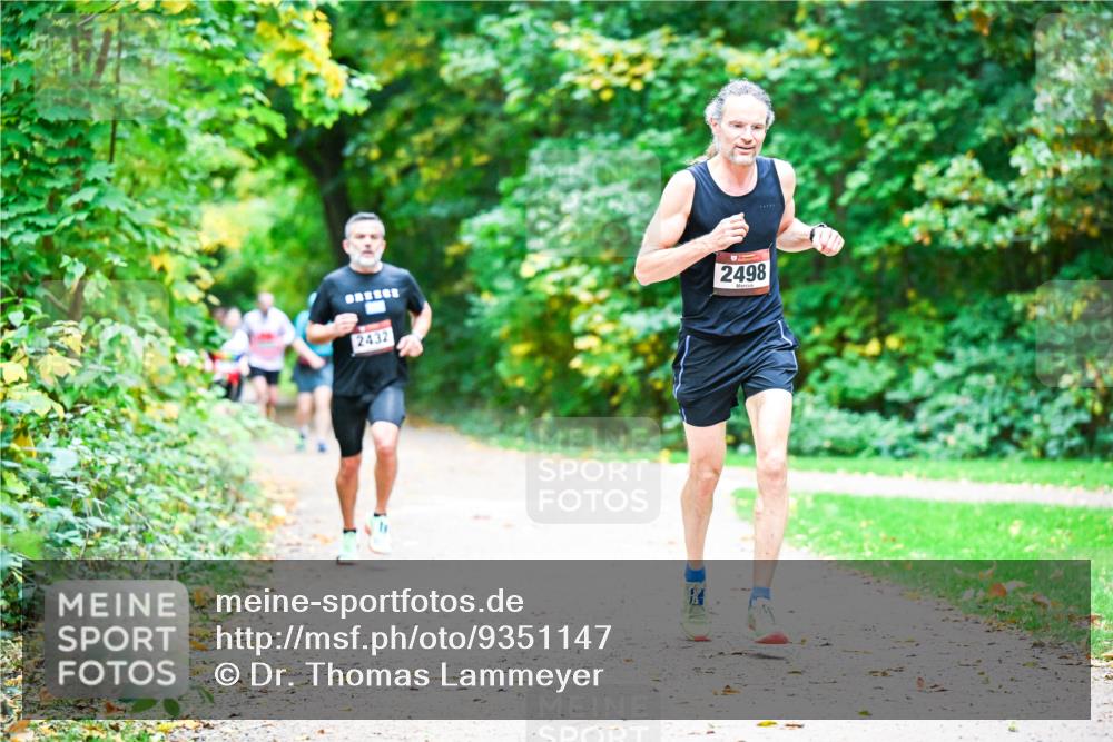12.10.2025 - Bramfelder Halbmarathon 2025 Dr. Thomas Lammeyer http://msf.ph/oto/9351147 12.10.2025 10:37:44 Laufen 2432, 2498 meine-sportfotos.de