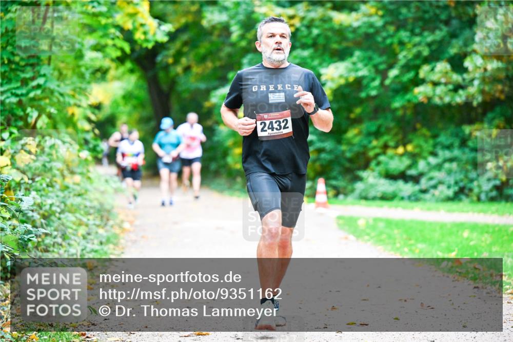 12.10.2025 - Bramfelder Halbmarathon 2025 Dr. Thomas Lammeyer http://msf.ph/oto/9351162 12.10.2025 10:37:47 Laufen 2432 meine-sportfotos.de