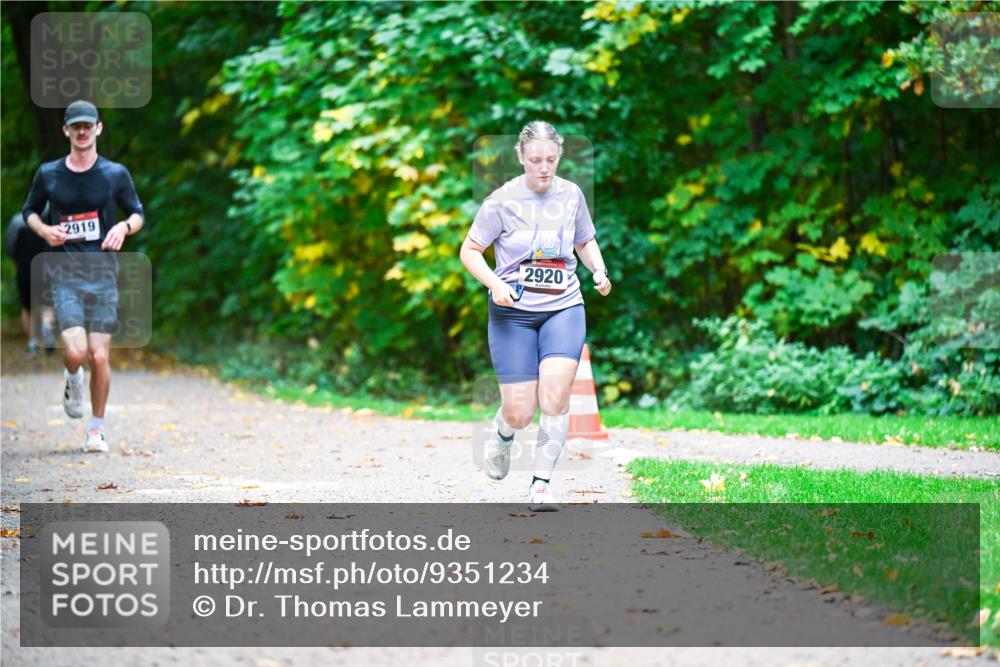 12.10.2025 - Bramfelder Halbmarathon 2025 Dr. Thomas Lammeyer http://msf.ph/oto/9351234 12.10.2025 10:38:20 Laufen 2919, 2920 meine-sportfotos.de