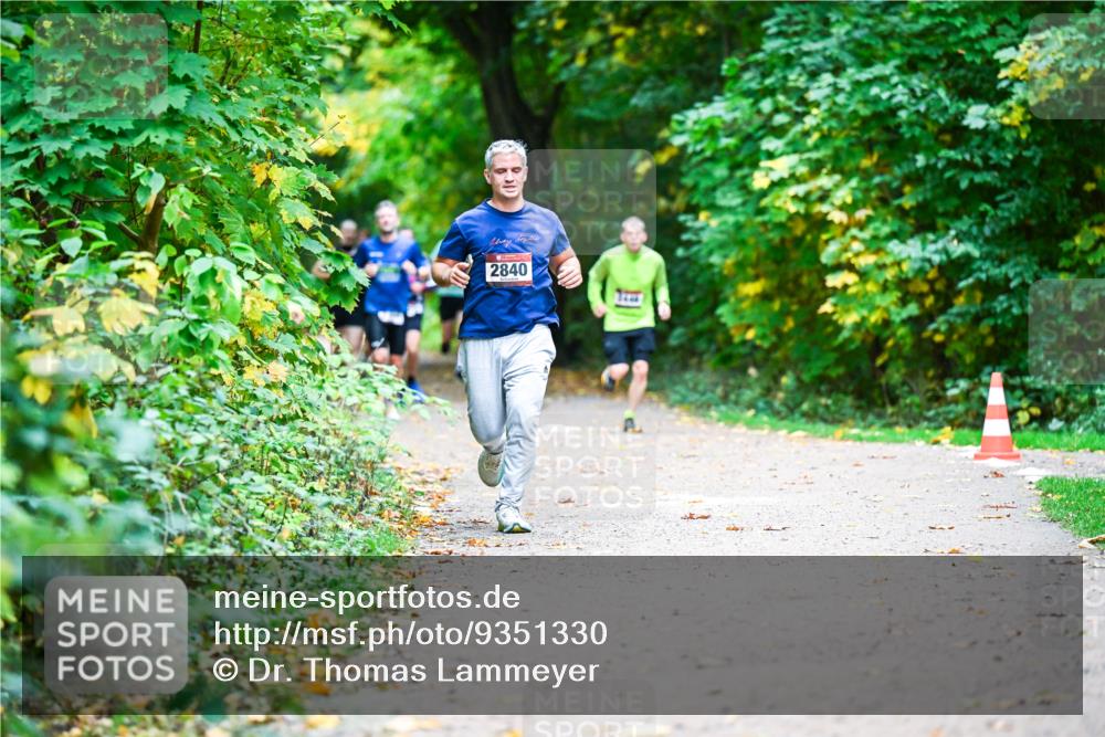 12.10.2025 - Bramfelder Halbmarathon 2025 Dr. Thomas Lammeyer http://msf.ph/oto/9351330 12.10.2025 10:38:39 Laufen 2840 meine-sportfotos.de