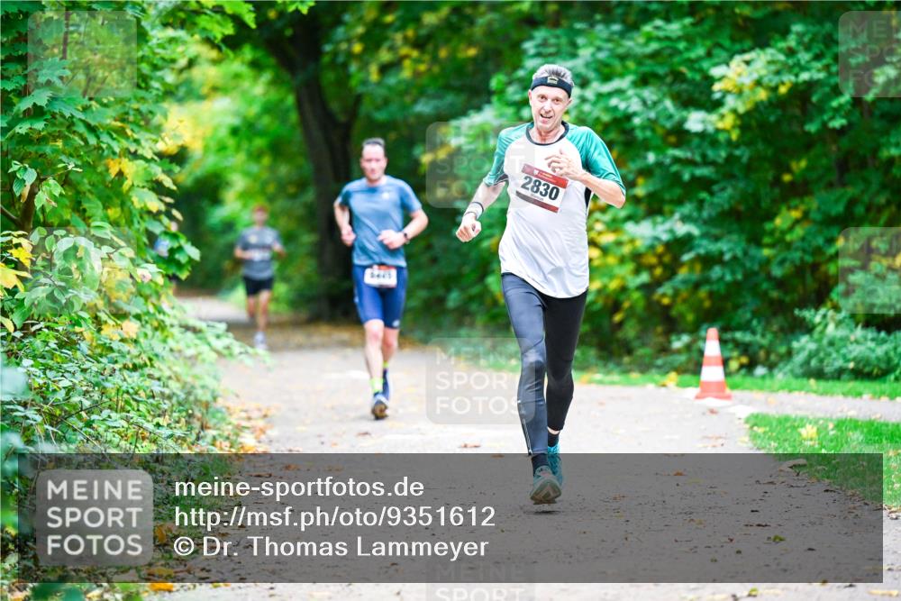 12.10.2025 - Bramfelder Halbmarathon 2025 Dr. Thomas Lammeyer http://msf.ph/oto/9351612 12.10.2025 10:39:47 Laufen 2830 meine-sportfotos.de