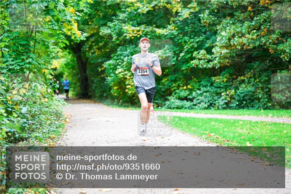 12.10.2025 - Bramfelder Halbmarathon 2025 Dr. Thomas Lammeyer http://msf.ph/oto/9351660 12.10.2025 10:39:56 Laufen 2354 meine-sportfotos.de