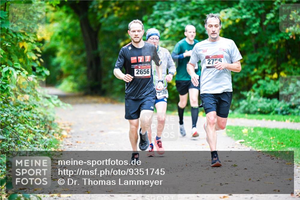 12.10.2025 - Bramfelder Halbmarathon 2025 Dr. Thomas Lammeyer http://msf.ph/oto/9351745 12.10.2025 10:40:15 Laufen 2656, 361, 2756, 2500 meine-sportfotos.de