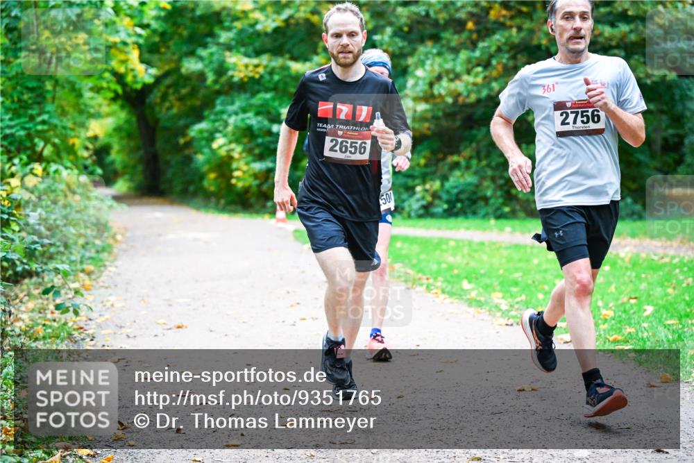 12.10.2025 - Bramfelder Halbmarathon 2025 Dr. Thomas Lammeyer http://msf.ph/oto/9351765 12.10.2025 10:40:18 Laufen 2656, 500, 361, 2756 meine-sportfotos.de