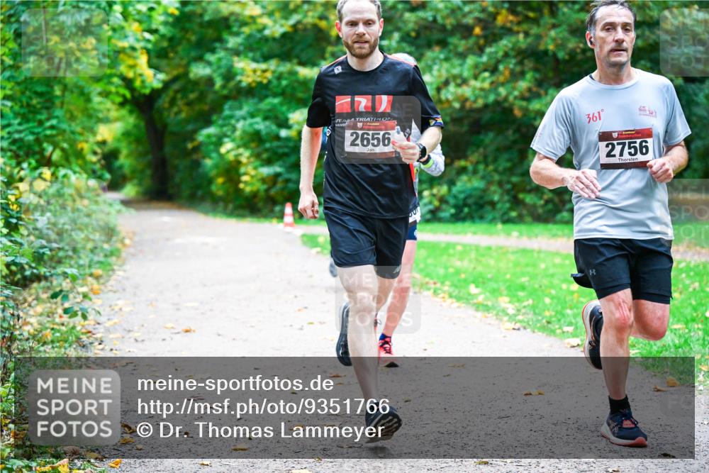 12.10.2025 - Bramfelder Halbmarathon 2025 Dr. Thomas Lammeyer http://msf.ph/oto/9351766 12.10.2025 10:40:18 Laufen 2656, 361, 2756 meine-sportfotos.de