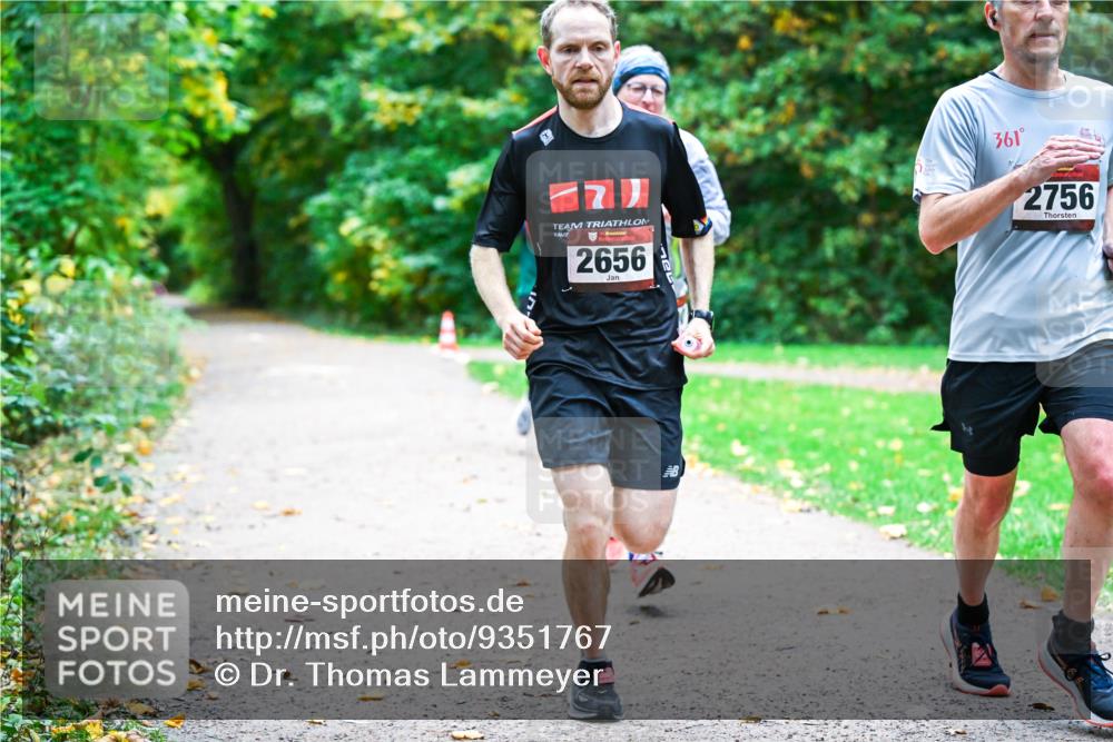 12.10.2025 - Bramfelder Halbmarathon 2025 Dr. Thomas Lammeyer http://msf.ph/oto/9351767 12.10.2025 10:40:18 Laufen 2656, 361, 2756 meine-sportfotos.de