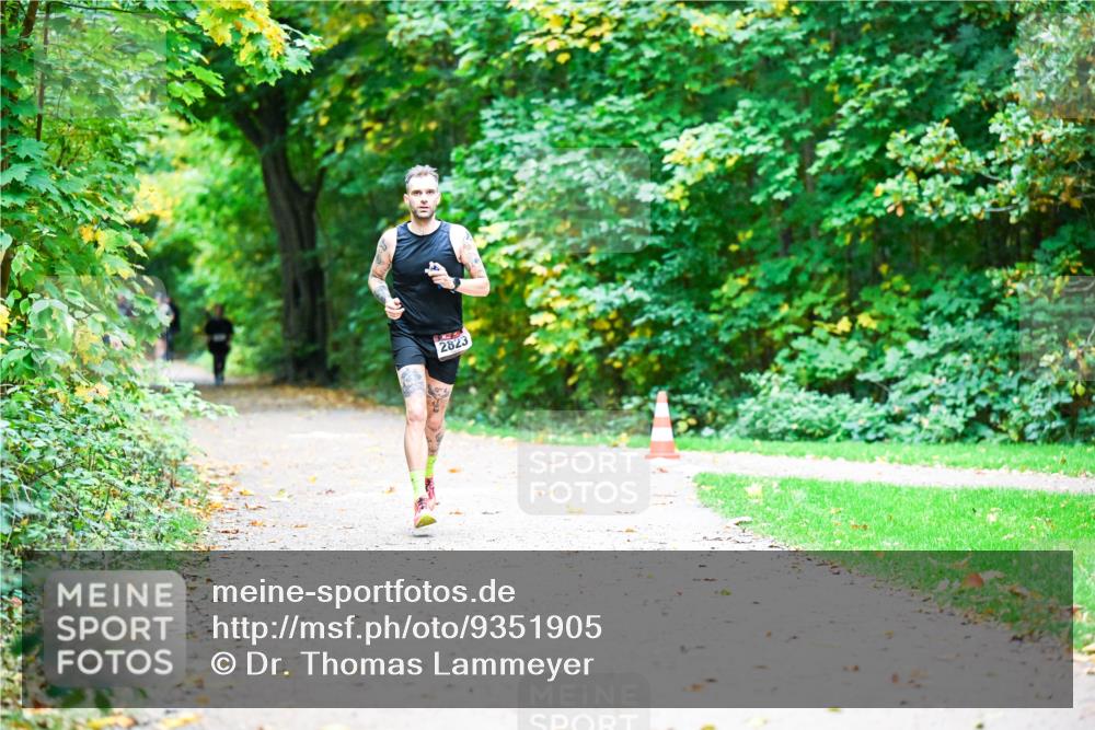 12.10.2025 - Bramfelder Halbmarathon 2025 Dr. Thomas Lammeyer http://msf.ph/oto/9351905 12.10.2025 10:41:05 Laufen 2823 meine-sportfotos.de