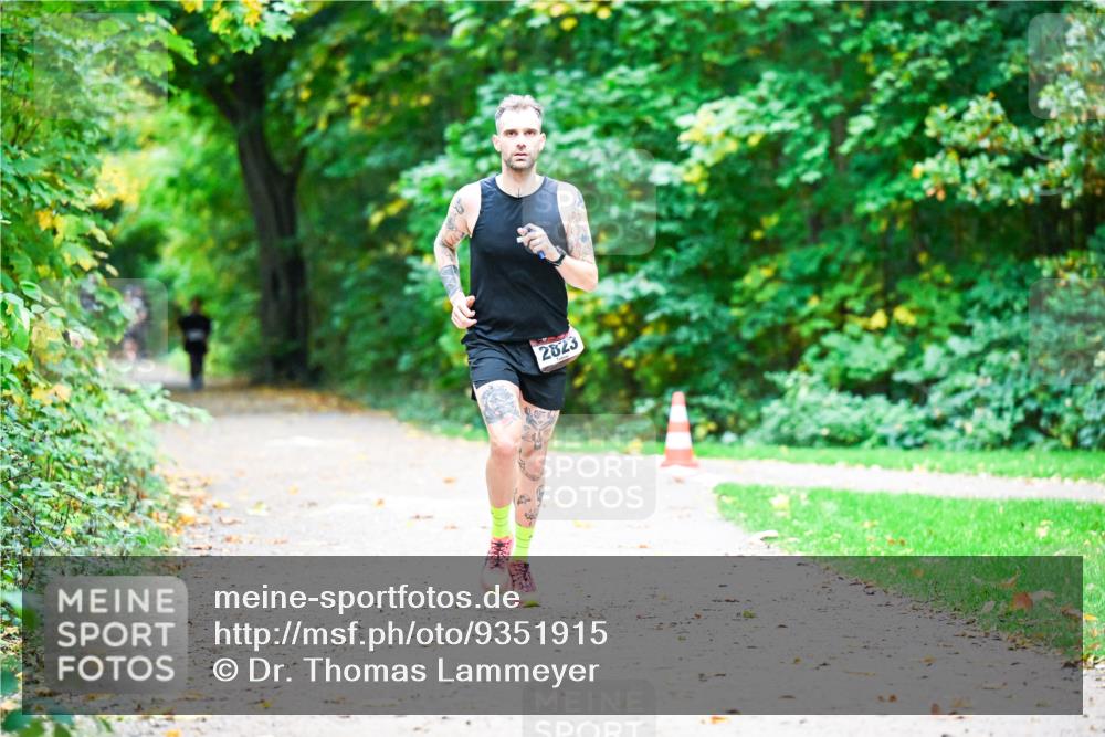 12.10.2025 - Bramfelder Halbmarathon 2025 Dr. Thomas Lammeyer http://msf.ph/oto/9351915 12.10.2025 10:41:06 Laufen 2823 meine-sportfotos.de
