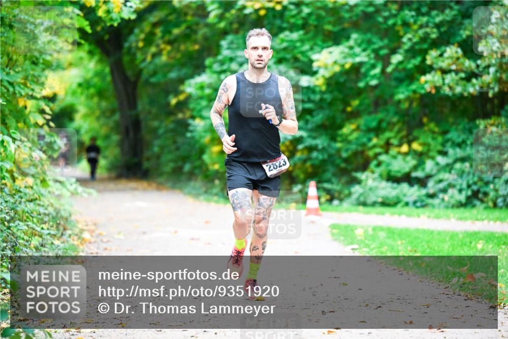 12.10.2025 - Bramfelder Halbmarathon 2025 Dr. Thomas Lammeyer http://msf.ph/oto/9351920 12.10.2025 10:41:07 Laufen 2823 meine-sportfotos.de