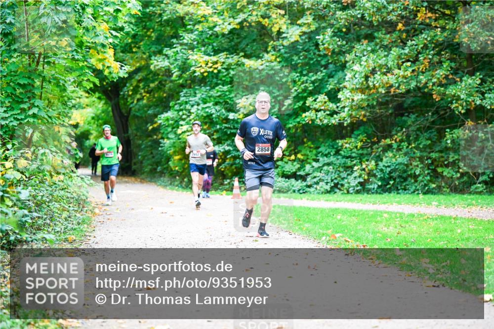 12.10.2025 - Bramfelder Halbmarathon 2025 Dr. Thomas Lammeyer http://msf.ph/oto/9351953 12.10.2025 10:41:25 Laufen 1979, 2942, 2858 meine-sportfotos.de