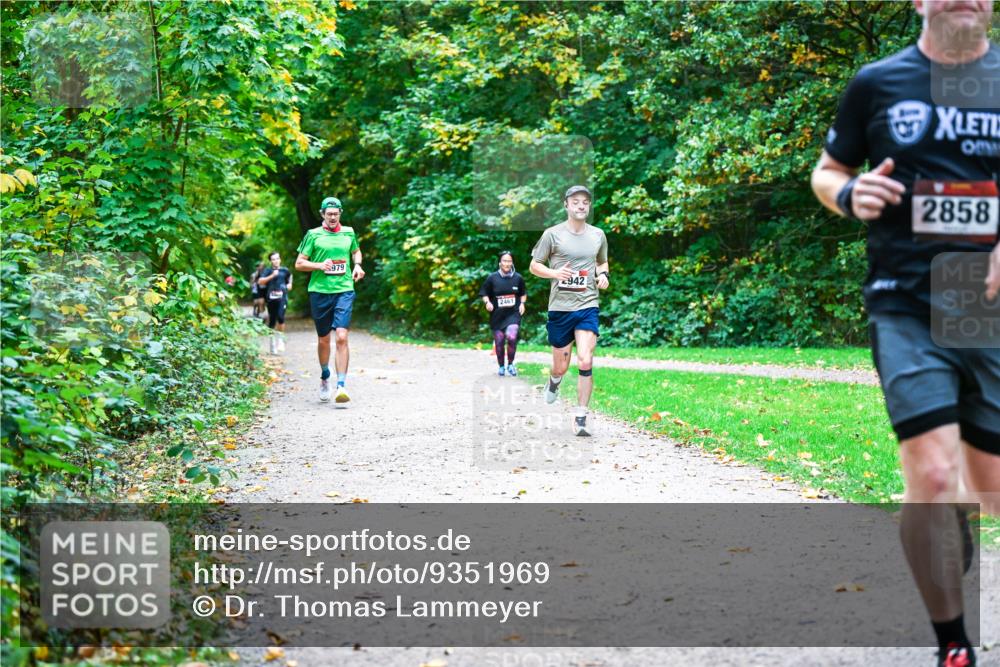 12.10.2025 - Bramfelder Halbmarathon 2025 Dr. Thomas Lammeyer http://msf.ph/oto/9351969 12.10.2025 10:41:28 Laufen 979, 2461, 942, 2858 meine-sportfotos.de