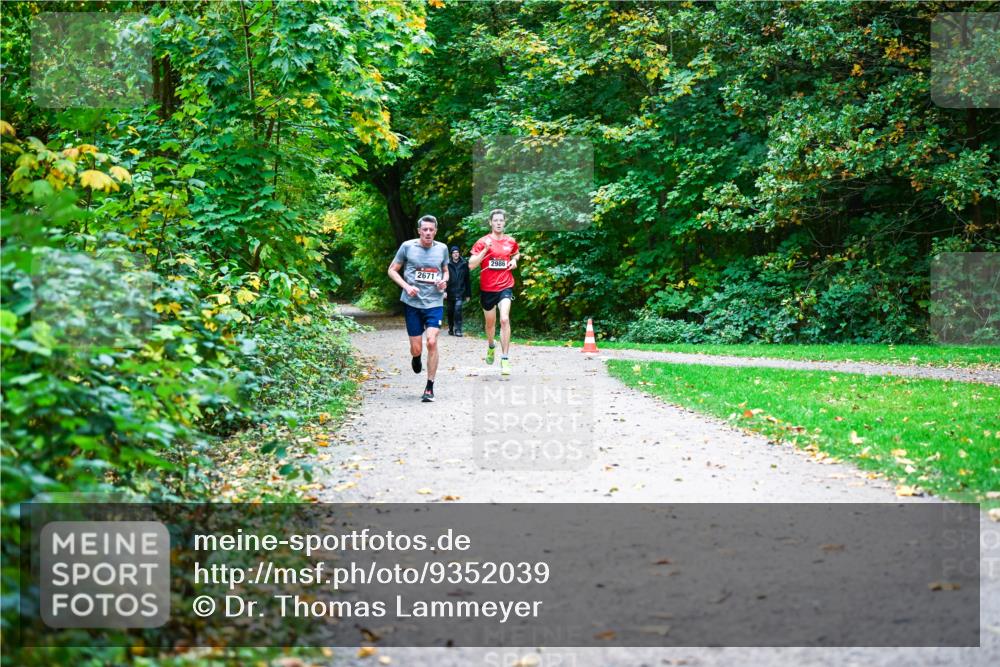 12.10.2025 - Bramfelder Halbmarathon 2025 Dr. Thomas Lammeyer http://msf.ph/oto/9352039 12.10.2025 10:41:44 Laufen 2671, 2986 meine-sportfotos.de