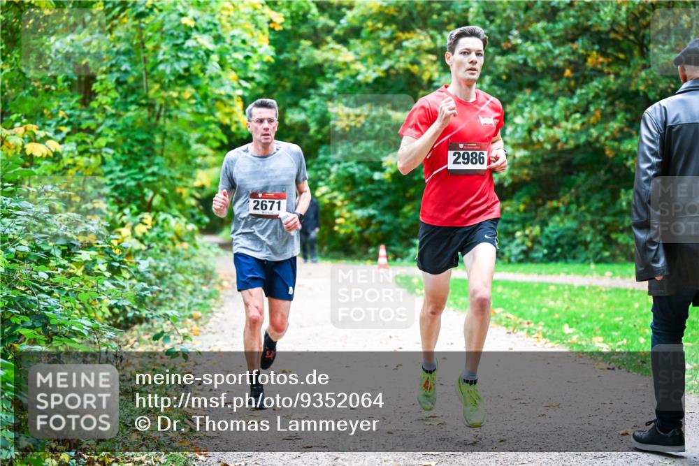 12.10.2025 - Bramfelder Halbmarathon 2025 Dr. Thomas Lammeyer http://msf.ph/oto/9352064 12.10.2025 10:41:47 Laufen 2671, 2986 meine-sportfotos.de