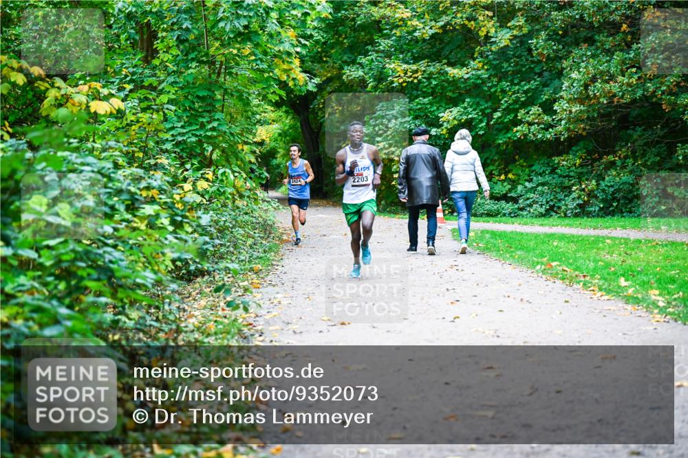 12.10.2025 - Bramfelder Halbmarathon 2025 Dr. Thomas Lammeyer http://msf.ph/oto/9352073 12.10.2025 10:41:59 Laufen 2424, 2203 meine-sportfotos.de