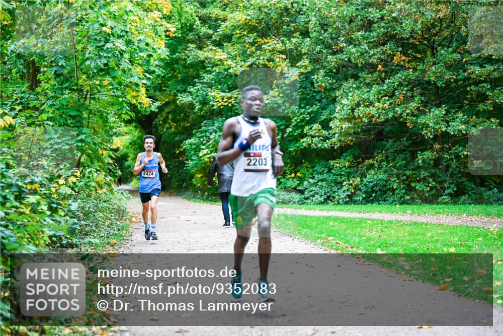 12.10.2025 - Bramfelder Halbmarathon 2025 Dr. Thomas Lammeyer http://msf.ph/oto/9352083 12.10.2025 10:42:00 Laufen 2203, 2424 meine-sportfotos.de