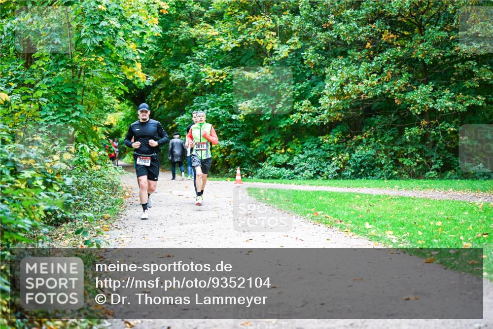 12.10.2025 - Bramfelder Halbmarathon 2025 Dr. Thomas Lammeyer http://msf.ph/oto/9352104 12.10.2025 10:42:14 Laufen 2903, 2010 meine-sportfotos.de