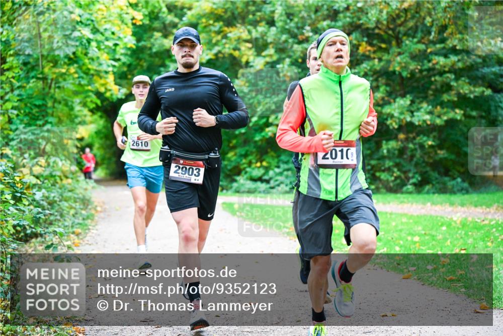 12.10.2025 - Bramfelder Halbmarathon 2025 Dr. Thomas Lammeyer http://msf.ph/oto/9352123 12.10.2025 10:42:17 Laufen 2610, 2903, 4, 2010 meine-sportfotos.de