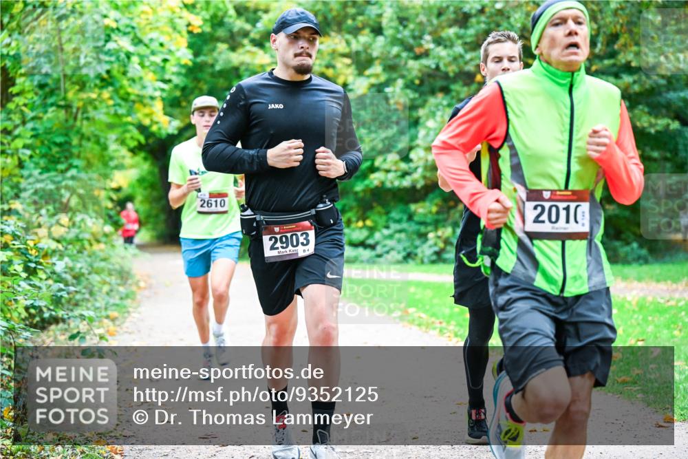 12.10.2025 - Bramfelder Halbmarathon 2025 Dr. Thomas Lammeyer http://msf.ph/oto/9352125 12.10.2025 10:42:17 Laufen 2610, 2903, 4, 2010 meine-sportfotos.de