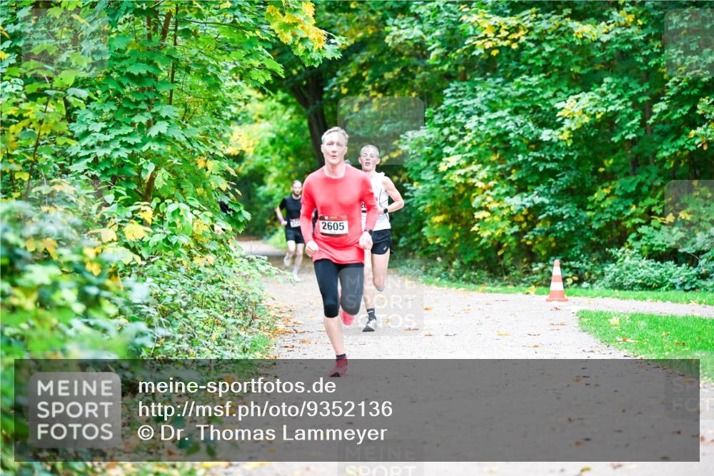 12.10.2025 - Bramfelder Halbmarathon 2025 Dr. Thomas Lammeyer http://msf.ph/oto/9352136 12.10.2025 10:42:23 Laufen 2605 meine-sportfotos.de